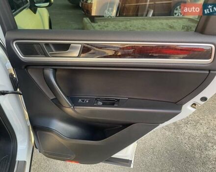 Белый Фольксваген Туарег, объемом двигателя 2.97 л и пробегом 244 тыс. км за 17000 $, фото 13 на Automoto.ua