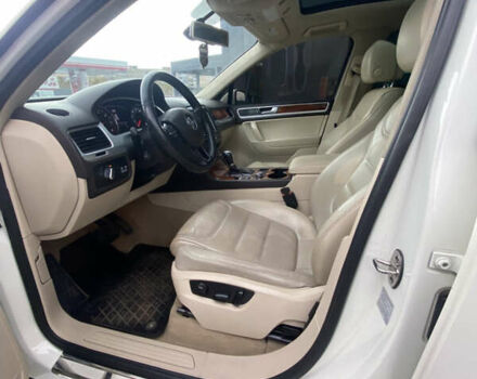 Белый Фольксваген Туарег, объемом двигателя 2.97 л и пробегом 225 тыс. км за 17900 $, фото 17 на Automoto.ua