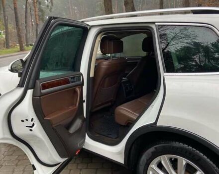 Белый Фольксваген Туарег, объемом двигателя 3 л и пробегом 176 тыс. км за 20000 $, фото 12 на Automoto.ua