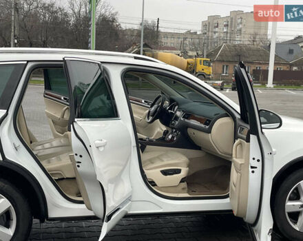 Білий Фольксваген Туарег, об'ємом двигуна 3 л та пробігом 123 тис. км за 17300 $, фото 29 на Automoto.ua