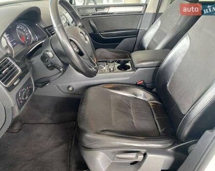 Белый Фольксваген Туарег, объемом двигателя 2.97 л и пробегом 209 тыс. км за 18000 $, фото 12 на Automoto.ua