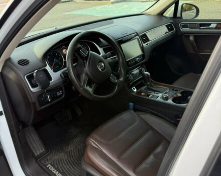 Білий Фольксваген Туарег, об'ємом двигуна 2.97 л та пробігом 265 тис. км за 17500 $, фото 16 на Automoto.ua