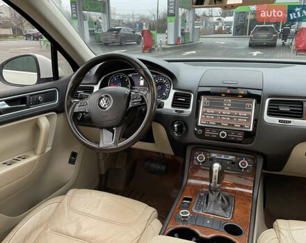 Білий Фольксваген Туарег, об'ємом двигуна 3 л та пробігом 123 тис. км за 17300 $, фото 34 на Automoto.ua