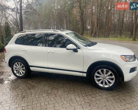 Белый Фольксваген Туарег, объемом двигателя 3 л и пробегом 176 тыс. км за 20000 $, фото 1 на Automoto.ua