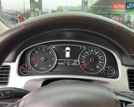 Білий Фольксваген Туарег, об'ємом двигуна 3 л та пробігом 123 тис. км за 17300 $, фото 31 на Automoto.ua