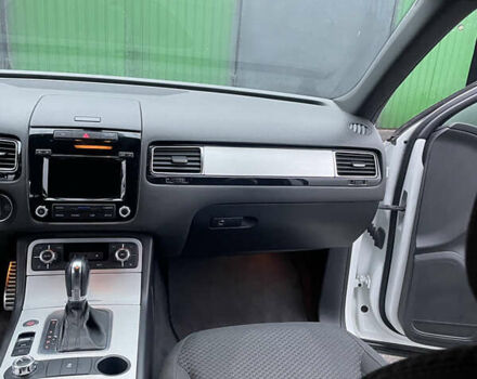 Білий Фольксваген Туарег, об'ємом двигуна 2.97 л та пробігом 130 тис. км за 21300 $, фото 49 на Automoto.ua