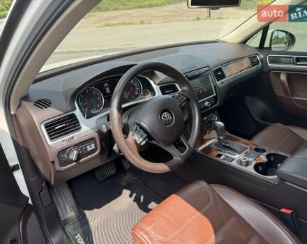 Белый Фольксваген Туарег, объемом двигателя 2.97 л и пробегом 177 тыс. км за 22333 $, фото 7 на Automoto.ua
