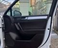 Білий Фольксваген Туарег, об'ємом двигуна 2.97 л та пробігом 337 тис. км за 18500 $, фото 16 на Automoto.ua