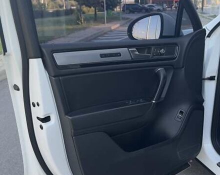 Белый Фольксваген Туарег, объемом двигателя 4.13 л и пробегом 128 тыс. км за 29000 $, фото 17 на Automoto.ua