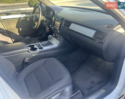 Белый Фольксваген Туарег, объемом двигателя 2.97 л и пробегом 245 тыс. км за 20000 $, фото 6 на Automoto.ua