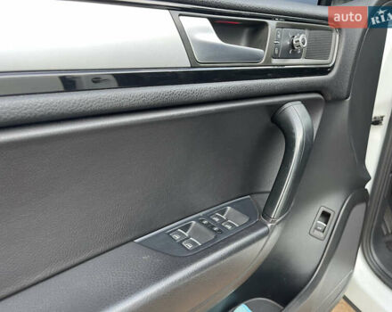 Белый Фольксваген Туарег, объемом двигателя 2.97 л и пробегом 257 тыс. км за 21000 $, фото 20 на Automoto.ua