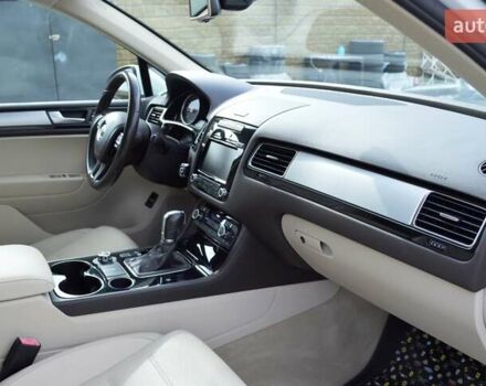 Белый Фольксваген Туарег, объемом двигателя 2.97 л и пробегом 272 тыс. км за 17500 $, фото 29 на Automoto.ua