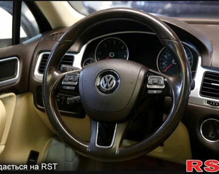 Белый Фольксваген Туарег, объемом двигателя 3 л и пробегом 280 тыс. км за 17000 $, фото 4 на Automoto.ua