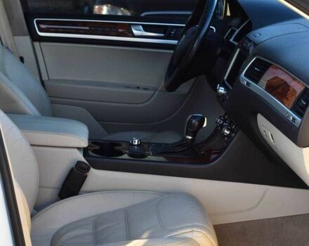 Белый Фольксваген Туарег, объемом двигателя 3 л и пробегом 227 тыс. км за 17850 $, фото 10 на Automoto.ua