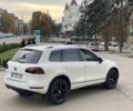 Білий Фольксваген Туарег, об'ємом двигуна 3 л та пробігом 235 тис. км за 14800 $, фото 3 на Automoto.ua