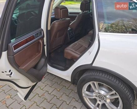 Белый Фольксваген Туарег, объемом двигателя 2.97 л и пробегом 290 тыс. км за 17500 $, фото 12 на Automoto.ua