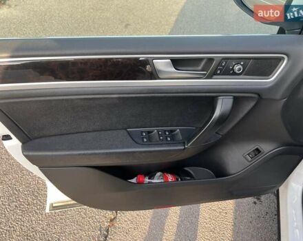 Белый Фольксваген Туарег, объемом двигателя 2.46 л и пробегом 169 тыс. км за 25555 $, фото 14 на Automoto.ua