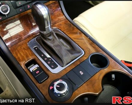 Белый Фольксваген Туарег, объемом двигателя 3 л и пробегом 280 тыс. км за 17000 $, фото 7 на Automoto.ua