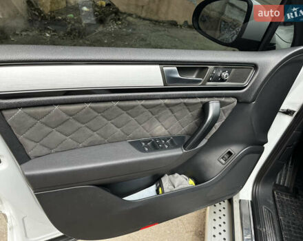 Білий Фольксваген Туарег, об'ємом двигуна 2.97 л та пробігом 307 тис. км за 18200 $, фото 6 на Automoto.ua