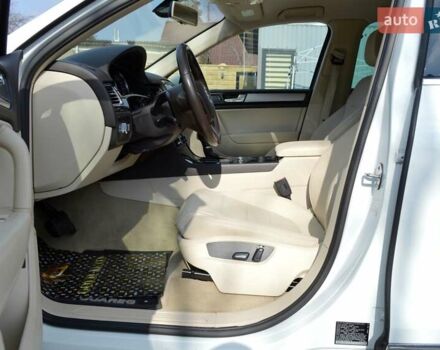 Белый Фольксваген Туарег, объемом двигателя 2.97 л и пробегом 272 тыс. км за 17500 $, фото 16 на Automoto.ua