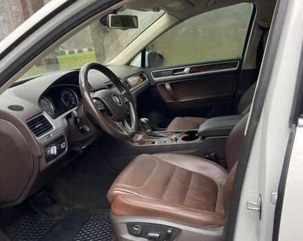 Белый Фольксваген Туарег, объемом двигателя 3 л и пробегом 176 тыс. км за 20000 $, фото 7 на Automoto.ua