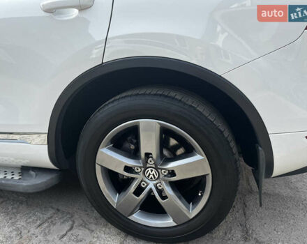 Білий Фольксваген Туарег, об'ємом двигуна 2.97 л та пробігом 307 тис. км за 18200 $, фото 2 на Automoto.ua