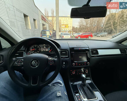 Білий Фольксваген Туарег, об'ємом двигуна 2.97 л та пробігом 231 тис. км за 17999 $, фото 25 на Automoto.ua