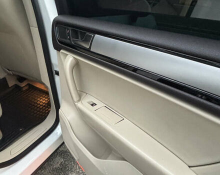 Белый Фольксваген Туарег, объемом двигателя 2.97 л и пробегом 237 тыс. км за 16900 $, фото 19 на Automoto.ua