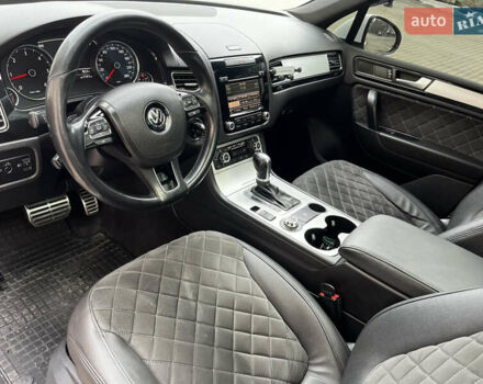 Білий Фольксваген Туарег, об'ємом двигуна 2.97 л та пробігом 307 тис. км за 18200 $, фото 5 на Automoto.ua