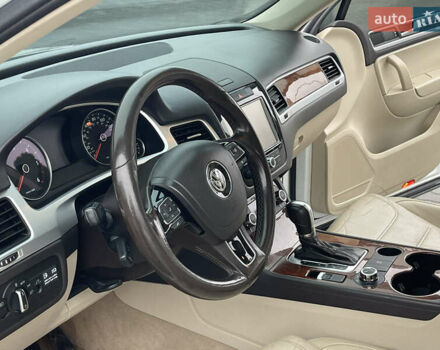 Білий Фольксваген Туарег, об'ємом двигуна 3 л та пробігом 123 тис. км за 17300 $, фото 25 на Automoto.ua