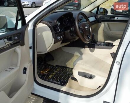 Белый Фольксваген Туарег, объемом двигателя 2.97 л и пробегом 272 тыс. км за 17500 $, фото 15 на Automoto.ua