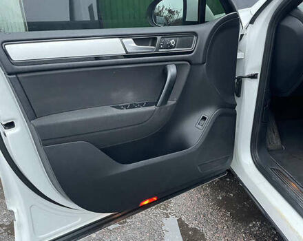 Білий Фольксваген Туарег, об'ємом двигуна 2.97 л та пробігом 130 тис. км за 21300 $, фото 33 на Automoto.ua