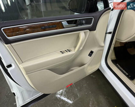 Белый Фольксваген Туарег, объемом двигателя 2.97 л и пробегом 370 тыс. км за 15499 $, фото 9 на Automoto.ua