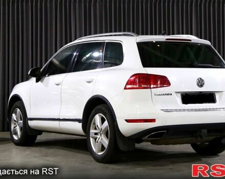 Белый Фольксваген Туарег, объемом двигателя 3 л и пробегом 280 тыс. км за 17000 $, фото 2 на Automoto.ua