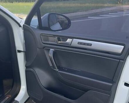 Белый Фольксваген Туарег, объемом двигателя 4.13 л и пробегом 128 тыс. км за 29000 $, фото 25 на Automoto.ua