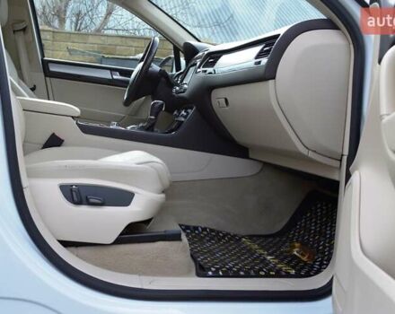 Белый Фольксваген Туарег, объемом двигателя 2.97 л и пробегом 272 тыс. км за 17500 $, фото 30 на Automoto.ua