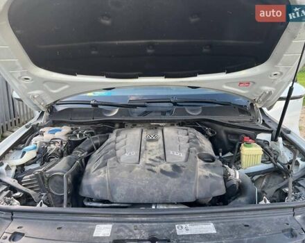 Білий Фольксваген Туарег, об'ємом двигуна 2.97 л та пробігом 337 тис. км за 18500 $, фото 30 на Automoto.ua