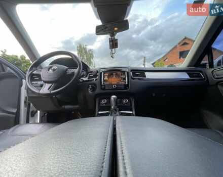 Белый Фольксваген Туарег, объемом двигателя 2.97 л и пробегом 257 тыс. км за 21000 $, фото 43 на Automoto.ua