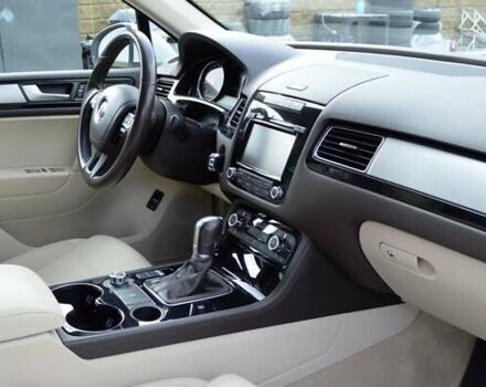 Белый Фольксваген Туарег, объемом двигателя 2.97 л и пробегом 272 тыс. км за 17500 $, фото 31 на Automoto.ua