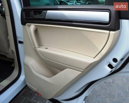 Белый Фольксваген Туарег, объемом двигателя 2.97 л и пробегом 272 тыс. км за 17500 $, фото 32 на Automoto.ua