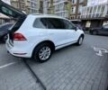 Белый Фольксваген Туарег, объемом двигателя 0 л и пробегом 320 тыс. км за 16500 $, фото 2 на Automoto.ua