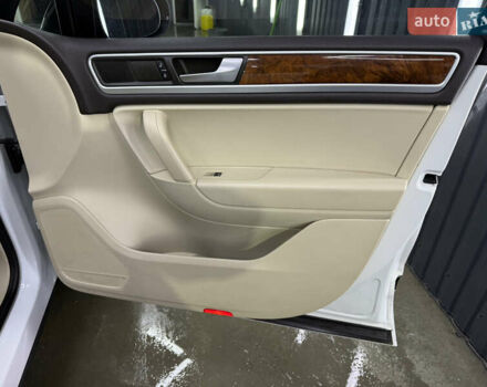 Белый Фольксваген Туарег, объемом двигателя 2.97 л и пробегом 370 тыс. км за 15499 $, фото 14 на Automoto.ua