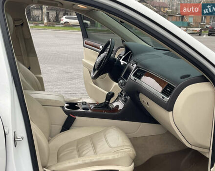 Білий Фольксваген Туарег, об'ємом двигуна 3 л та пробігом 123 тис. км за 17300 $, фото 28 на Automoto.ua