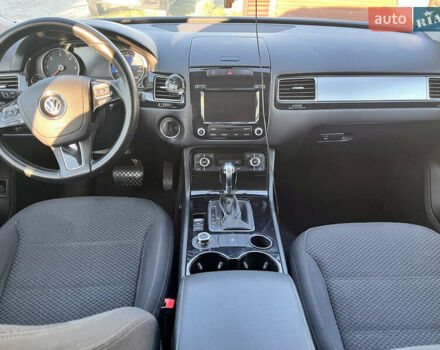 Білий Фольксваген Туарег, об'ємом двигуна 2.97 л та пробігом 264 тис. км за 19000 $, фото 4 на Automoto.ua