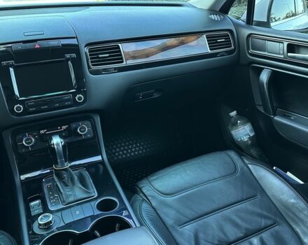 Белый Фольксваген Туарег, объемом двигателя 3 л и пробегом 213 тыс. км за 23500 $, фото 17 на Automoto.ua