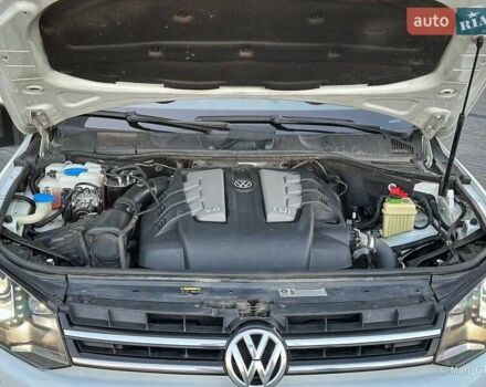 Білий Фольксваген Туарег, об'ємом двигуна 3 л та пробігом 239 тис. км за 19300 $, фото 21 на Automoto.ua