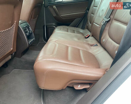 Белый Фольксваген Туарег, объемом двигателя 2.97 л и пробегом 260 тыс. км за 22500 $, фото 46 на Automoto.ua