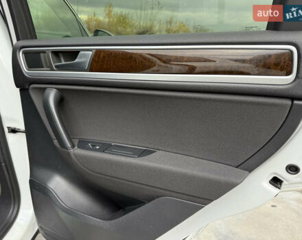 Белый Фольксваген Туарег, объемом двигателя 2.97 л и пробегом 329 тыс. км за 17800 $, фото 13 на Automoto.ua