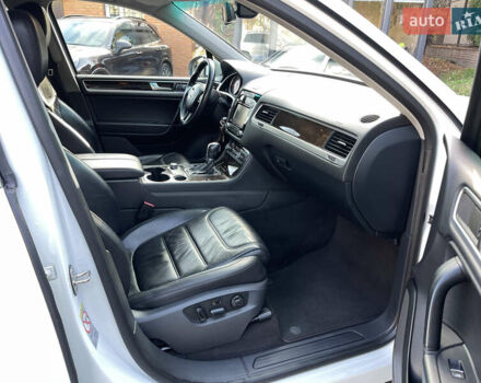 Белый Фольксваген Туарег, объемом двигателя 2.97 л и пробегом 255 тыс. км за 18900 $, фото 19 на Automoto.ua