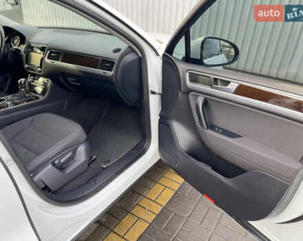 Белый Фольксваген Туарег, объемом двигателя 2.97 л и пробегом 142 тыс. км за 22500 $, фото 15 на Automoto.ua